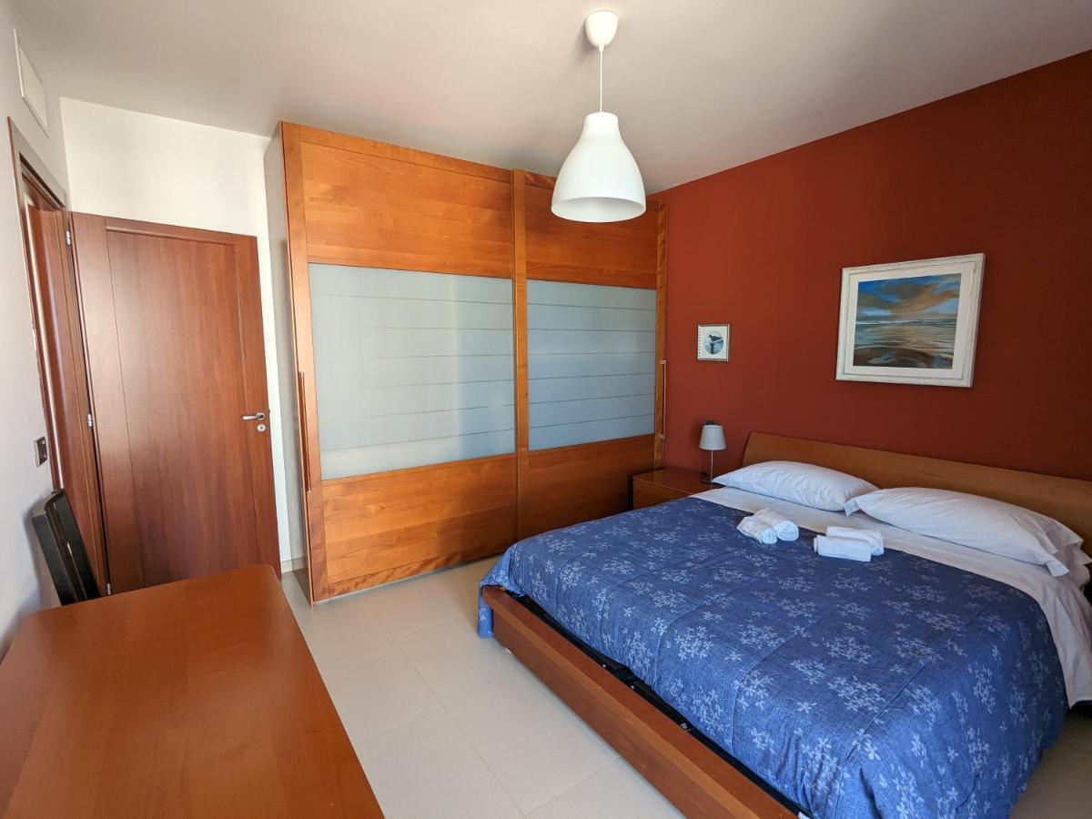 La Casa Dei Due Mari - Large Apartment With Parking ตารันโต ภายนอก รูปภาพ