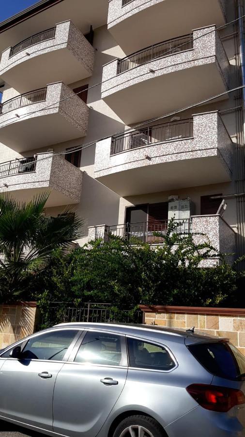 La Casa Dei Due Mari - Large Apartment With Parking ตารันโต ภายนอก รูปภาพ