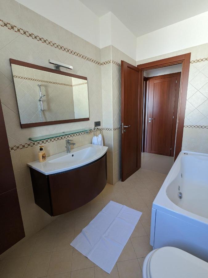 La Casa Dei Due Mari - Large Apartment With Parking ตารันโต ภายนอก รูปภาพ