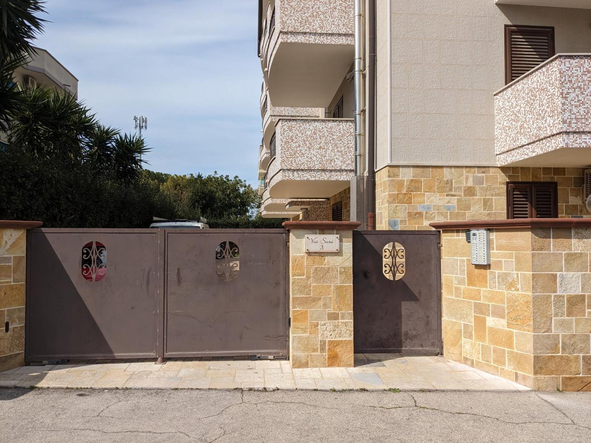 La Casa Dei Due Mari - Large Apartment With Parking ตารันโต ภายนอก รูปภาพ